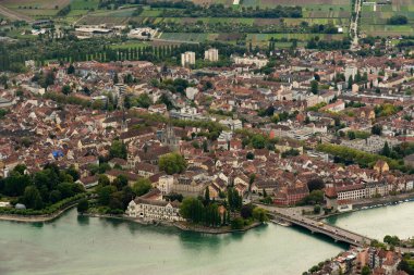 Konstanz, Almanya, 19 Ağustos 2024 Küçük bir uçakla Constance Gölü ve şehir manzarası