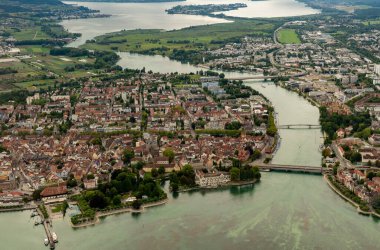 Konstanz, Almanya, 19 Ağustos 2024 Küçük bir uçakla Constance Gölü ve şehir manzarası