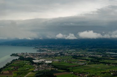 Arbon, İsviçre, 19 Ağustos 2024. Küçük bir uçakla Constance Gölü 'ndeki köyü görün.