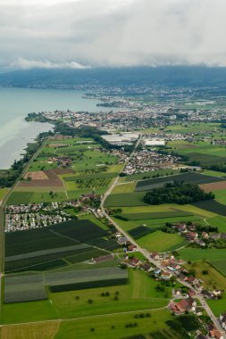 Arbon, İsviçre, 19 Ağustos 2024. Küçük bir uçakla Constance Gölü 'ndeki köyü görün.