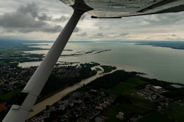 Bregenz bölgesi, Avusturya, 19 Ağustos 2024 Constance Gölü üzerinde küçük bir uçakla uçarken görüldü.