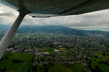 Lustenau, Avusturya, 19 Ağustos 2024. Küçük bir uçakla İsviçre 'ye yapılan bir uçuş sırasında köy ve sınır bölgesini görün.