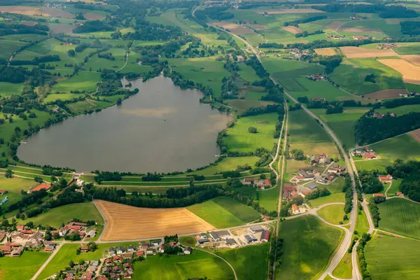 Pfarrkirchen, Almanya, 4 Ağustos 2024 Rottauensee Gölü 'ne küçük bir uçak yolculuğu sırasında bakın.