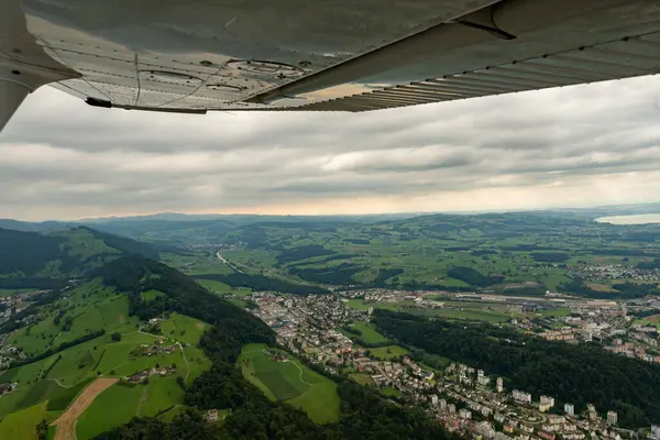 Luzern Bölgesi, İsviçre, 19 Ağustos 2024 Küçük bir uçakla uçarken büyüleyici manzara