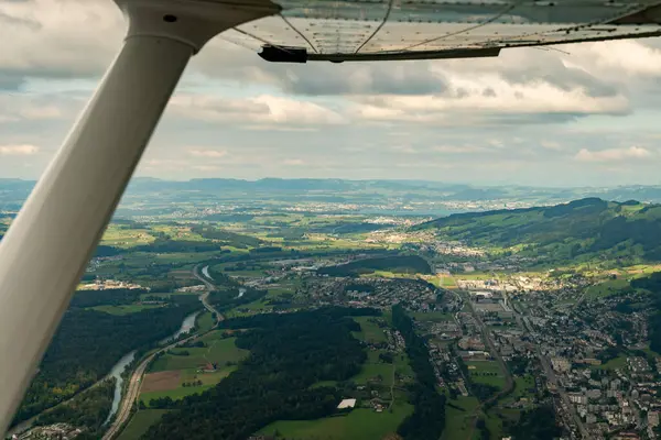 Luzern Bölgesi, İsviçre, 19 Ağustos 2024 Küçük bir uçakla uçarken