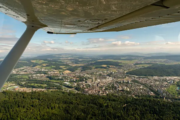 Brugg, İsviçre, 19 Ağustos 2024. Küçük bir uçakla şehir merkezini görün.