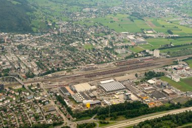 Buchs, İsviçre, 19 Ağustos 2024 Küçük bir uçakla şehir üzerinde görüntüleme