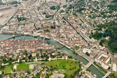 Luzern, İsviçre, 19 Ağustos 2024. Küçük bir uçakla şehir merkezini görün.