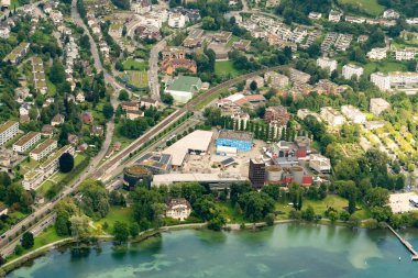 Luzern, İsviçre, 19 Ağustos 2024. Küçük bir uçakla bir trafik müzesine bakın.