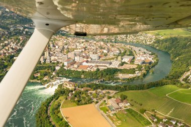 Schaffhausen, İsviçre, 19 Ağustos 2024 Popüler Ren Nehri 'nin manzarası küçük bir uçakla düşerken