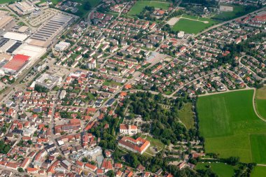 Isny, 4 Ağustos 2024. Küçük bir uçakla şehir merkezini izle.