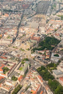 Münih, Almanya, 4 Ağustos 2024. Küçük bir uçakla şehir merkezine uçarken görüş.