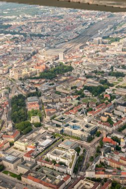 Münih, Almanya, 4 Ağustos 2024. Küçük bir uçakla şehir merkezine uçarken görüş.