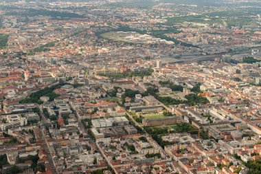 Münih, Almanya, 4 Ağustos 2024. Küçük bir uçakla şehir merkezine uçarken görüş.