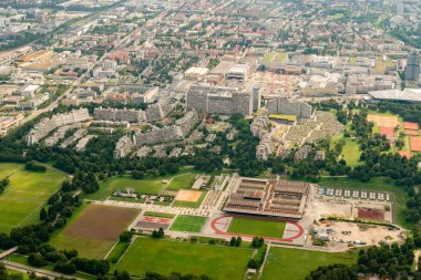 Münih, Almanya, 4 Ağustos 2024. Küçük bir uçakla şehir merkezine uçarken görüş.