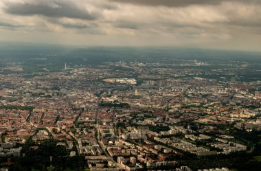 Münih, Almanya, 4 Ağustos 2024. Küçük bir uçakla şehir merkezine uçarken görüş.