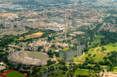Münih, Almanya, 4 Ağustos 2024 Şehir merkezindeki Olimpiyat Stadyumu 'nda küçük bir uçakla uçarken