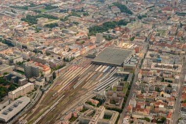 Münih, Almanya, 4 Ağustos 2024 Küçük bir uçakla şehir merkezindeki ana tren istasyonu