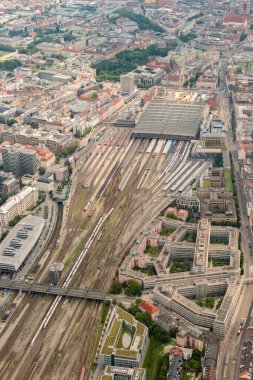 Münih, Almanya, 4 Ağustos 2024 Küçük bir uçakla şehir merkezindeki ana tren istasyonu