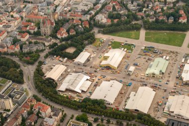 Münih, Almanya, 4 Ağustos 2024 Küçük bir uçakla uçarken Ekim Festivali alanı üzerinde