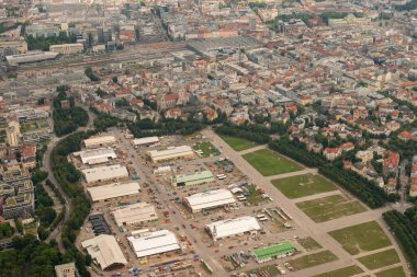 Münih, Almanya, 4 Ağustos 2024 Küçük bir uçakla uçarken Ekim Festivali alanı üzerinde