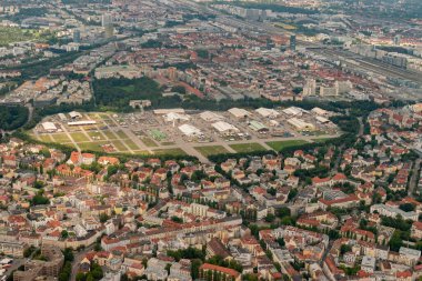 Münih, Almanya, 4 Ağustos 2024 Küçük bir uçakla uçarken Ekim Festivali alanı üzerinde