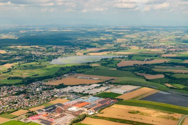 Frontenhausen, Almanya, 4 Ağustos 2024 Almanya 'da Bavyera' da Frontenhausen üzerinde küçük bir uçakla