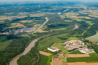 Muehldorf am Inn bölgesi, Almanya, 4 Ağustos 2024. Küçük bir uçakla uçarken bu bölgeye bakın.