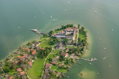 Chiemsee, Bavyera, Almanya, 4 Ağustos 2024 Küçük bir uçakla Chiemsee Gölü 'ndeki kadın adasına bakın