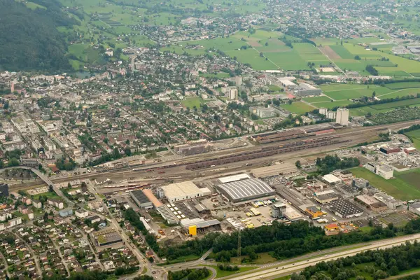 Buchs, İsviçre, 19 Ağustos 2024 Küçük bir uçakla şehir üzerinde görüntüleme