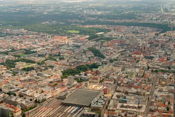 Münih, Almanya, 4 Ağustos 2024 Küçük bir uçakla şehir merkezindeki ana tren istasyonu