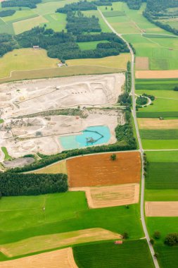 Huglfing, Bavyera, Almanya, 4 Ağustos 2024 Bölgede küçük bir uçakla uçarken maden ocağı