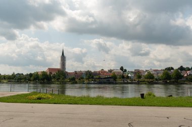 Vilshofen, Bavyera, Almanya, 4 Ağustos 2024 Idyllic view on the city at the Tuna river