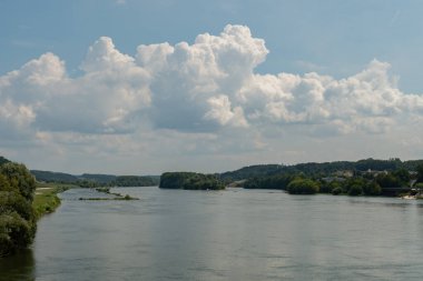 Vilshofen, Bavyera, Almanya, 4 Ağustos 2024 Güneşli bir günde Tuna Nehri boyunca Tuna Nehri 'ni seyredin