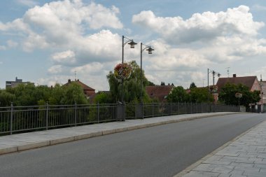 Vilshofen, Bavyera, Almanya, 4 Ağustos 2024 Şehir merkezinde güneşli bir günde sokak manzarası