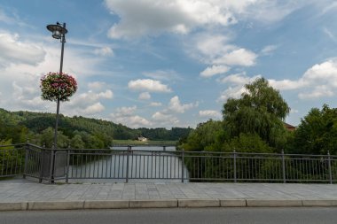 Vilshofen, Bavyera, Almanya, 4 Ağustos 2024 Şehir merkezinde güneşli bir günde sokak manzarası