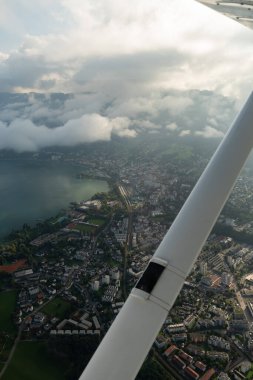 Bregenz, Avusturya, 15 Eylül 2024 Küçük bir uçakla uçarken şehir merkezine bakın