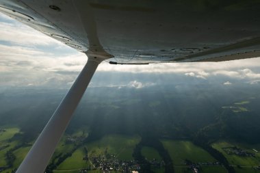Sigmarszell, Almanya, 15 Eylül 2024 Küçük bir uçakla yolculuk sırasında güneş ışınlarıyla gizemli bir ruh hali