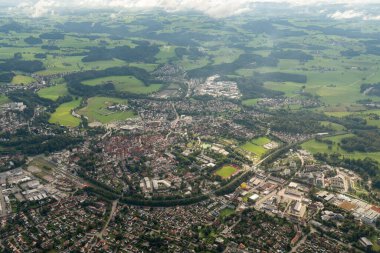 Wangen, Almanya, 15 Eylül 2024. Küçük bir uçakla şehir merkezindeki manzaraya bakın.