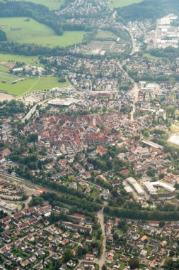 Wangen, Almanya, 15 Eylül 2024. Küçük bir uçakla şehir merkezindeki manzaraya bakın.