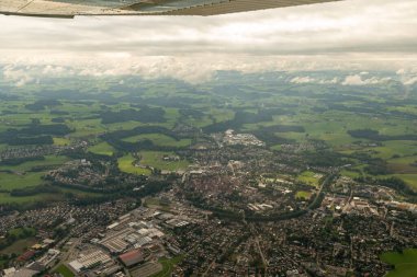Wangen, Almanya, 15 Eylül 2024. Küçük bir uçakla şehir merkezindeki manzaraya bakın.