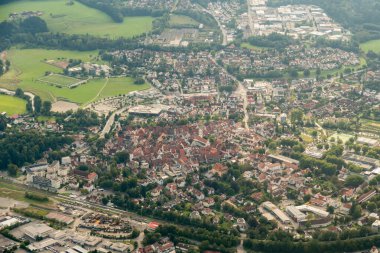 Wangen, Almanya, 15 Eylül 2024. Küçük bir uçakla şehir merkezindeki manzaraya bakın.