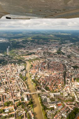 Ulm, Almanya, 15 Eylül 2024 Kubbe ile birlikte küçük bir uçakla şehir merkezini görün.