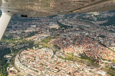 Ulm, Almanya, 15 Eylül 2024 Kubbe ile birlikte küçük bir uçakla şehir merkezini görün.