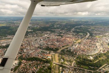 Ulm, Almanya, 15 Eylül 2024 Kubbe ile birlikte küçük bir uçakla şehir merkezini görün.