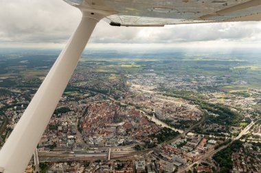 Ulm, Almanya, 15 Eylül 2024 Kubbe ile birlikte küçük bir uçakla şehir merkezini görün.