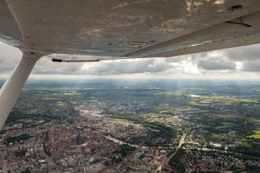 Ulm, Almanya, 15 Eylül 2024 Kubbe ile birlikte küçük bir uçakla şehir merkezini görün.