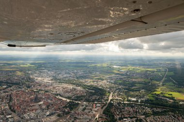 Ulm, Almanya, 15 Eylül 2024 Kubbe ile birlikte küçük bir uçakla şehir merkezini görün.