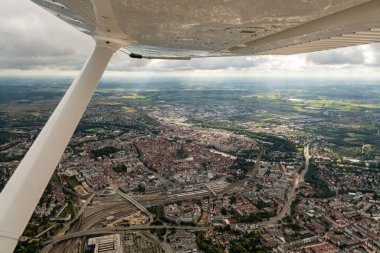 Ulm, Almanya, 15 Eylül 2024 Kubbe ile birlikte küçük bir uçakla şehir merkezini görün.