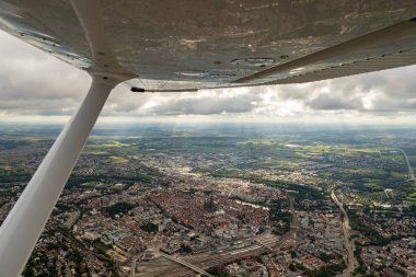 Ulm, Almanya, 15 Eylül 2024 Kubbe ile birlikte küçük bir uçakla şehir merkezini görün.